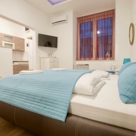 Standard Apartment By Hi5 -Baross Square Boedapest Buitenkant foto