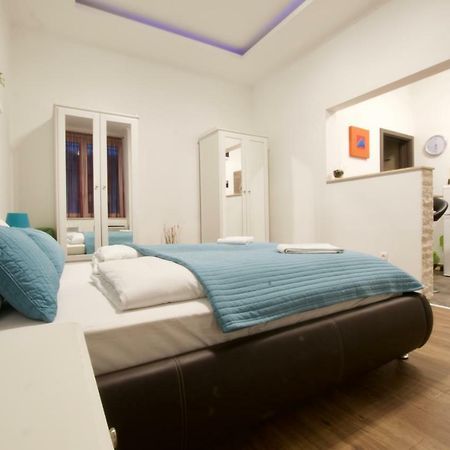Standard Apartment By Hi5 -Baross Square Boedapest Buitenkant foto