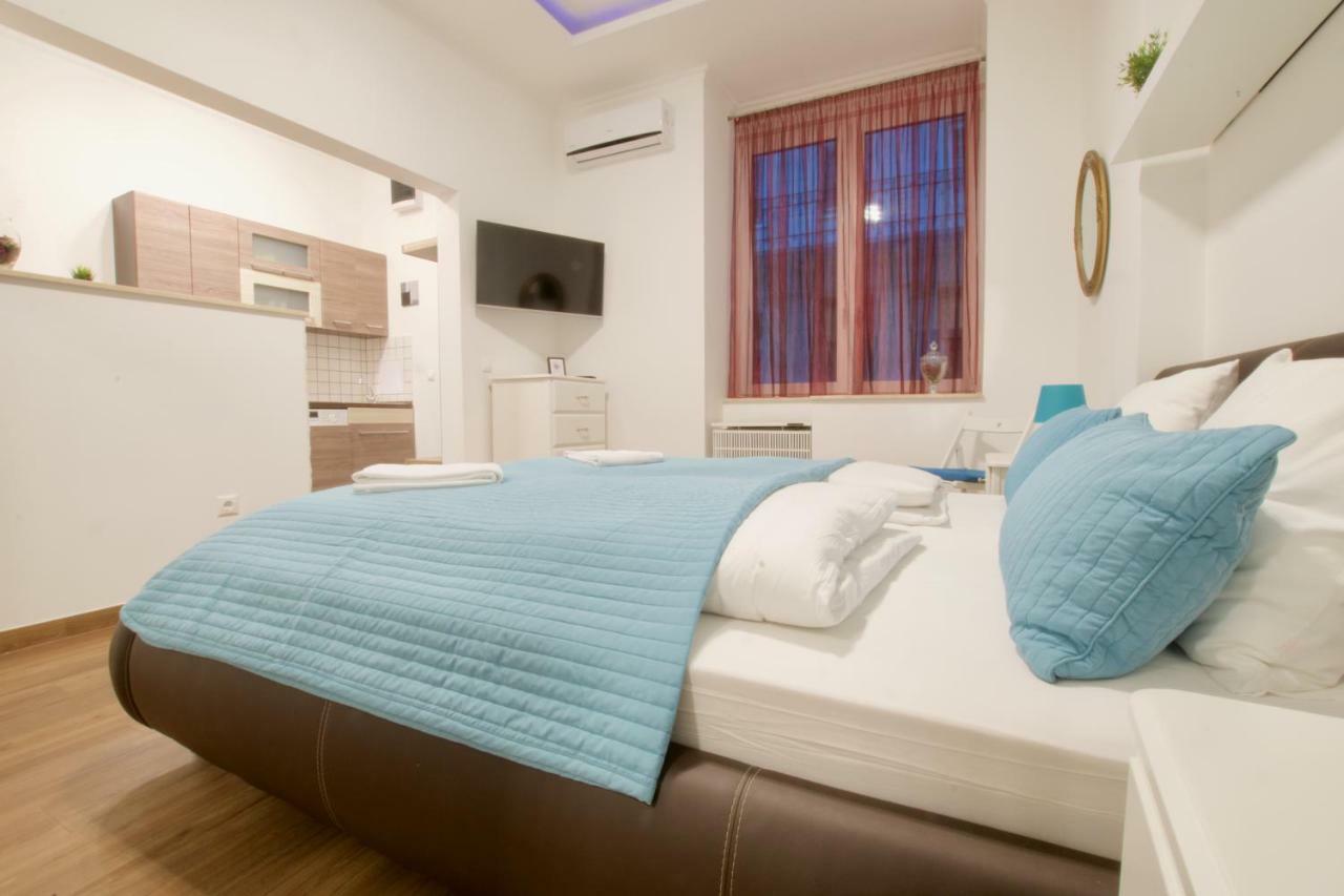 Standard Apartment By Hi5 -Baross Square Boedapest Buitenkant foto