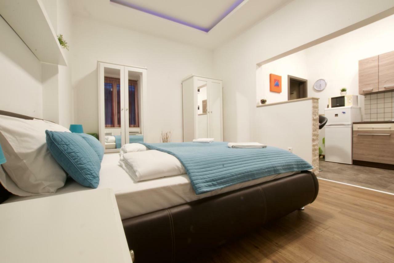 Standard Apartment By Hi5 -Baross Square Boedapest Buitenkant foto